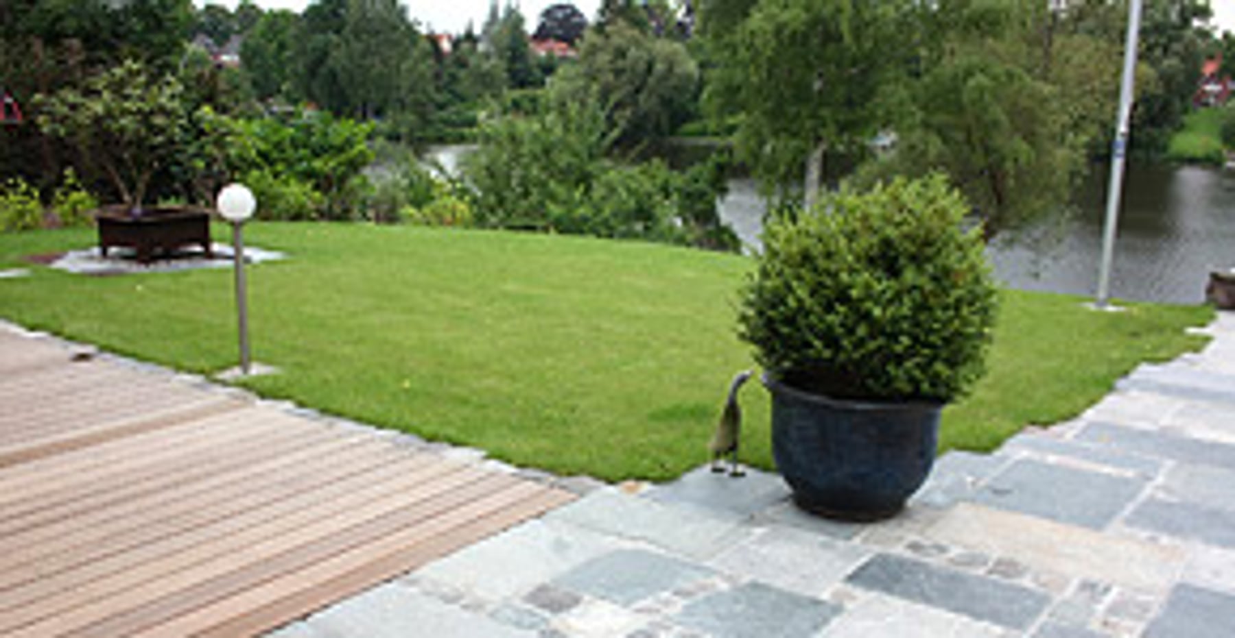 Gartengestaltung – gestalteter Garten mit Rasen und Terrasse