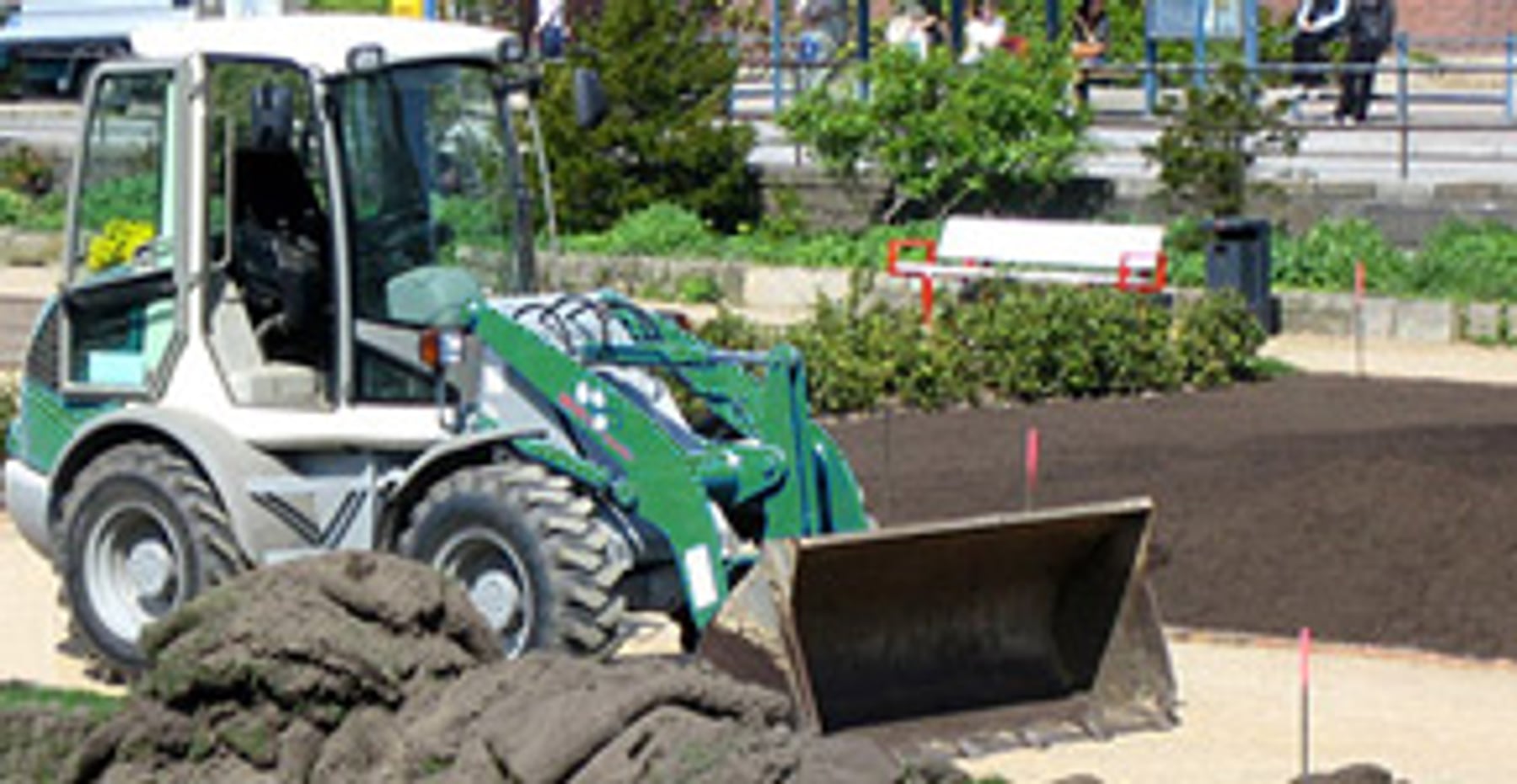 Landschaftsbau – Bagger bei Gartenarbeit auf Baustelle