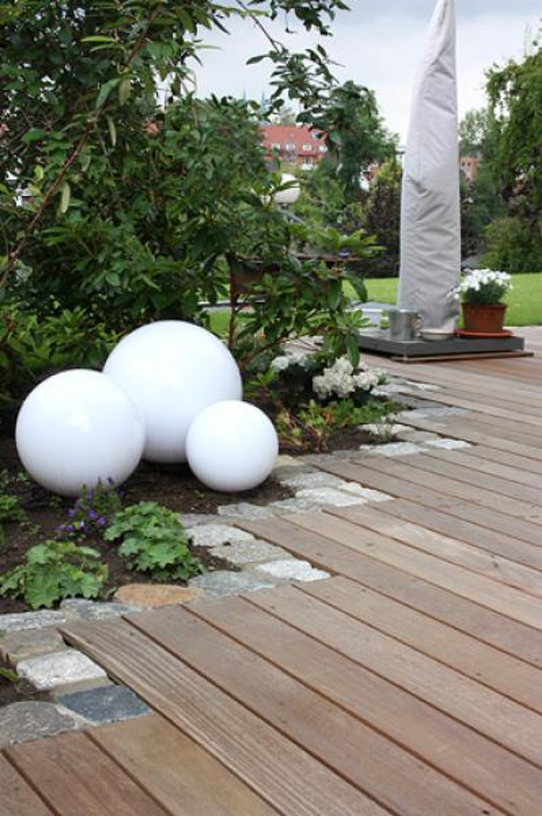 Holzterrasse mit Gartendekor